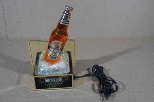 lot 107 image: Michelob Golden Draft Beer Lighted Sign
