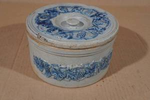 lot 135 image: Antique Robinson Clay Pot