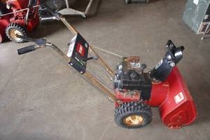 lot 193 image: Toro 521 Snow Thrower