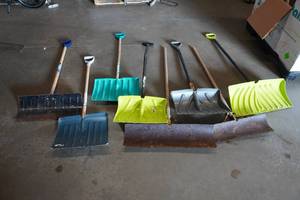 lot 200 image: 8 Snow Shovels