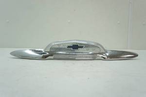 Chevrolet trunk emblem, 1952