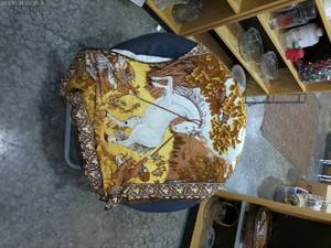 Vintage Round Folding Chair with Horse Design Blanket