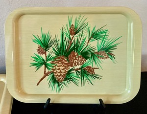 lot 102 image: Vintage Metal Pine Cone Wood Grain Lap TV Trays