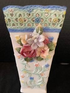 lot 112 image: Lovely Decorative Ceramic Vase