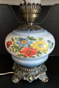 lot 63 image: Gorgeous Vintage Gone With the Wind Hurricane Parlor Lamp