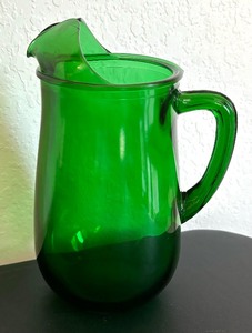 lot 71 image: Vintage Emerald Green Anchor Hocking Pitcher and Tumblers Set