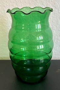 lot 88 image: Vintage Anchor Hocking Emerald Green Beehive Glass Vase and More
