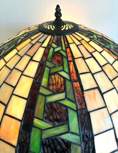 lot 3 image: Stunning Stained Glass Table Lamp  Tiffany Style Stained Glass Table Lamp