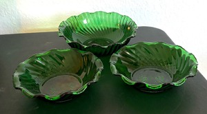 lot 137 image: Vintage Emerald Green Glass Plates, Bowls, Creamer Pitcher and Sugar Dish