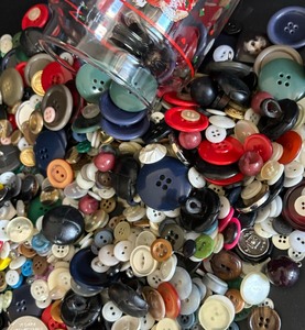 lot 178 image: Variety of Vintage Buttons