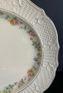 lot 185 image: Pretty Floral Accented Serving Platter by Washington Colonial