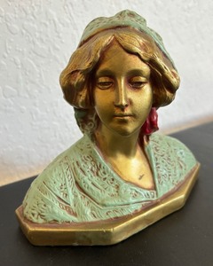 lot 186 image: Antique Spelter Dutch Lady Bust Clock Topper