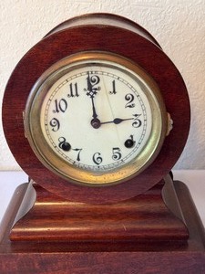 lot 212 image: Vintage New Haven Clock Company Shelf Clock
