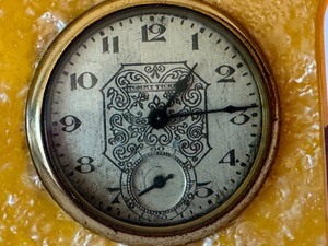 lot 205 image: Vintage Bakelite Art Deco Style Small Clock