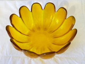 lot 29 image: Vintage Mid Century Indiana Glass Lotus Bowl  Mid Century 1960s Daisy Petal Glass Bowl