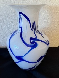 lot 36 image: Art Glass Style Vase