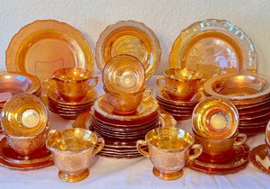 lot 38 image: Vintage Carnival Glass Iridescent Peach Dish Set
