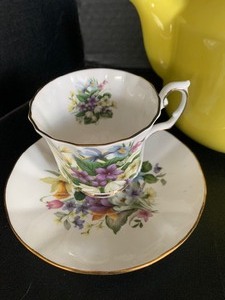 lot 269 image: Vintage Yellow and White and Floral Teapots and Teacups