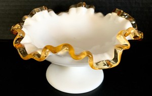 lot 301 image: Vintage Fenton Gold Crest Compote