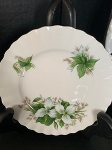 lot 302 image: Variety of Vintage Dishes including Milk Glass