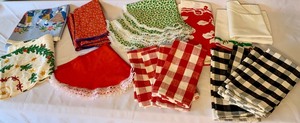 lot 262 image: Variety of Vintage Linens of Various Sizes Including Table Clothes and Napkins
