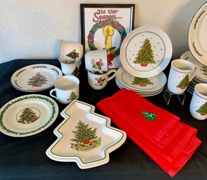 lot 250 image: Large Grouping of Various Christmas Plates, Cups and Serving Pieces