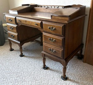 lot 10 image: Vintage Desk