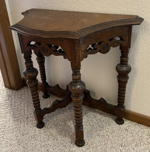 lot 234 image: Vintage Mahogany Accent Table