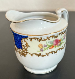 lot 237 image: Sweet Vintage Sugar Dish and Creamer Pitcher