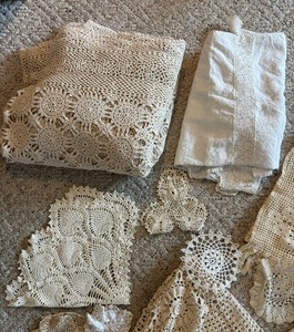 lot 281 image: Vintage Tablecloths and Doilies