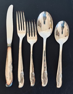 lot 285 image: Fabulous Vintage Rogers Flatware