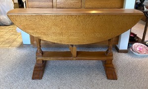 lot 27 image: Vintage Oval Shaped Drop Leaf Table