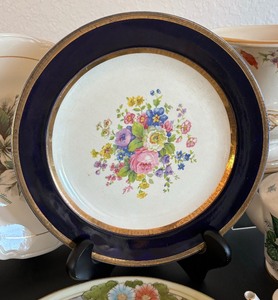 lot 310 image: Vintage Floral Finds
