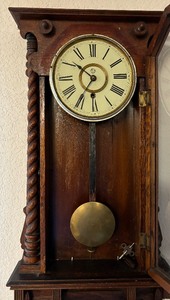 lot 315 image: Vintage Queen Anne Style Wooden Hanging Wall Clock