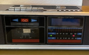 lot 317 image: Vintage Sound Design 3867 AMFM Clock Radio  Cassette Recorder  Player
