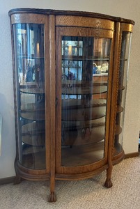 lot 10C image: Beautiful Vintage Curved Glass Display Cabinet