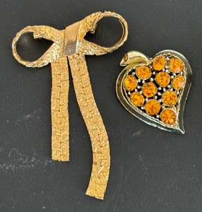 lot 368 image: Five Vintage Brooches