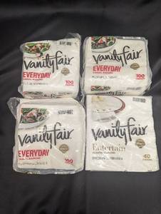 lot 9 image: sterilite pallet - Lot of Vanity Fair Casual and Entertain Napkins