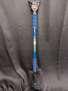 lot 23 image: ms 1 - Lot of 3 Extendable Snow Brushes with Ice Scrapers