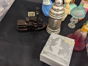 lot 35 image: back pallet - Collection of Vintage and Decorative Glass Figurines and Containers
