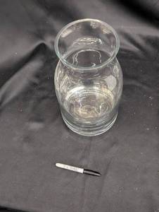 lot 39 image: mi 1 - Clear Glass Vase