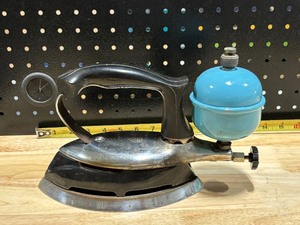 lot 14 image: Vintage Coleman Gas Iron