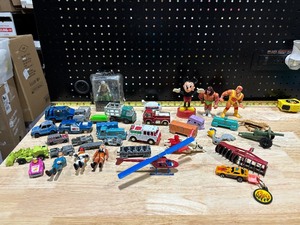 lot 16 image: Vintage Toys