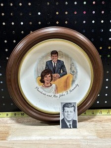 lot 18 image: Vintage JFK & Jackie Commemorative Plate and Pic