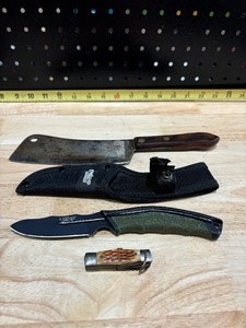 lot 22 image: Collectible Camillus and other Knives