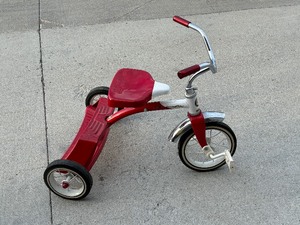 lot 53 image: Radio Flyer Classic Childrens Tricycle