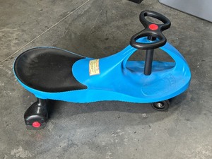lot 64 image: Childrens Ride On Wiggle Car