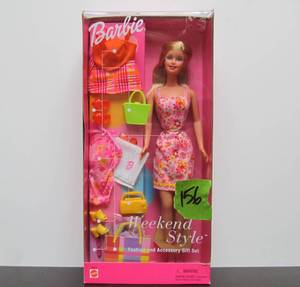 Mint in Box WEEKEND STYLE BARBIE Fashion and Accessory Gift Set