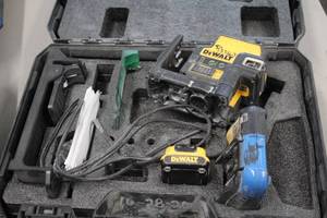 lot 51 image: DeWalt 12V Max Lithium Ion XR 2Ah Laser TN222DLB with Battery, Charger, Case, Accessories