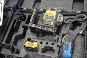 lot 22 image: DeWalt 12V 360 Degree Green Beam Cross Line Laser TN360DB with Battery, Charger, Case, Accessories